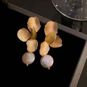 Stunning gold Petal pearl earrings